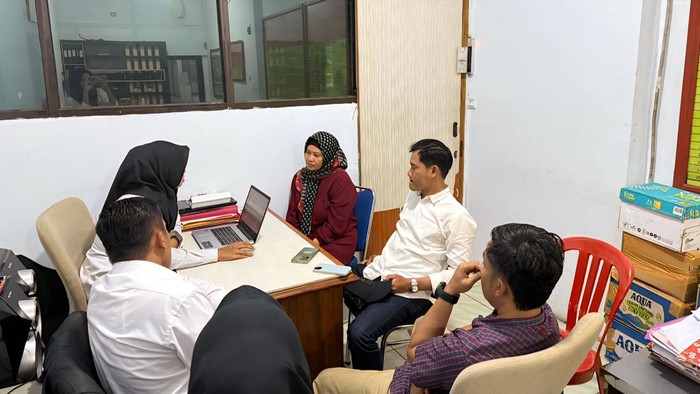 Foto ibu tiri (baju merah) penganiayaan bocah Sukabumi hingga tewas
