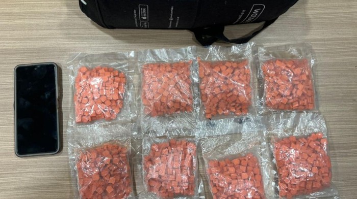 Polda Metro Jaya menangkap RF (24) yang diduga mengedarkan 2.000 butir ekstasi