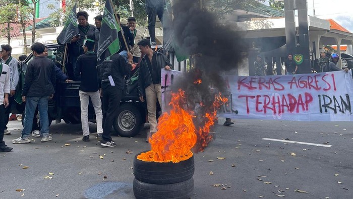 Sejumlah mahasiswa menggelar aksi unjuk rasa di Istana Bogor Kota Bogor