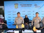 Polres Metro Bekasi Kota menangkap 5 dari 7 orang terkait dua orang tewas di selokan perumahan kawasan Kota Bekasi Polres Metro Bekasi Kota menangkap 5 dari 7 orang terkait dua orang tewas di selokan perumahan kawasan Kota Bekasi