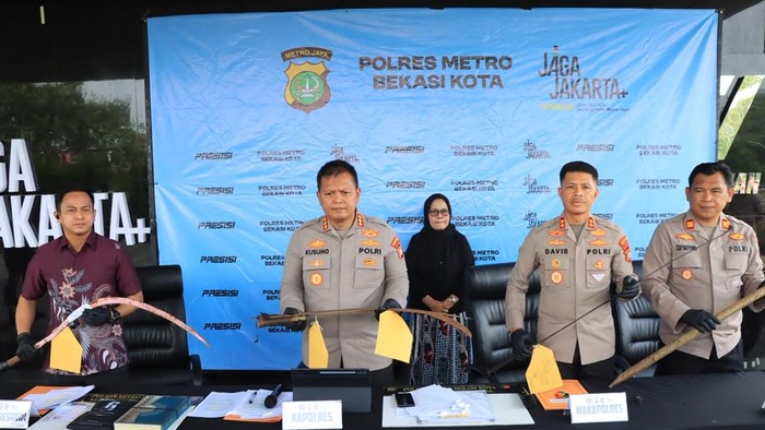 Polres Metro Bekasi Kota menangkap 5 dari 7 orang terkait dua orang tewas di selokan perumahan kawasan Kota Bekasi