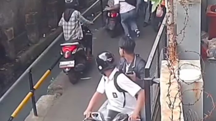 Seorang pengendara sepeda motor di Palmerah Jakbar dibacok pelajar