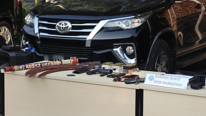 Petugas BNN dan Polisi menggerebek bandar narkoba di Kampung Bahari Jakarta Utara