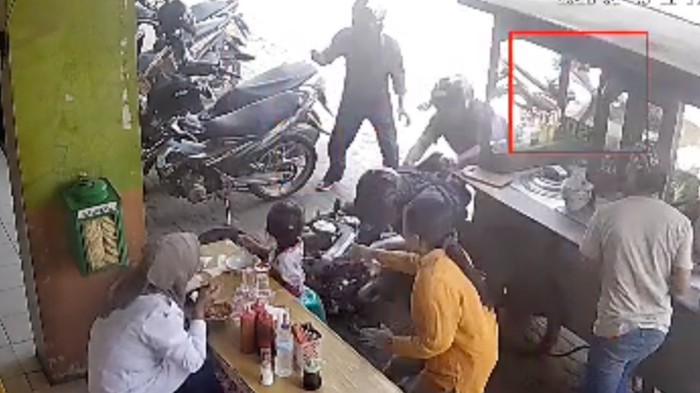Tangkapan layar saat perampok bersajam membacok pegawai koperasi di Cibitung