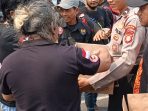 Polda Metro Jaya Bagikan Air Minum dan Roti kepada Peserta Aksi di Silang Selatan Monas Polda Metro Jaya Bagikan Air Minum dan Roti kepada Peserta Aksi di Silang Selatan Monas
