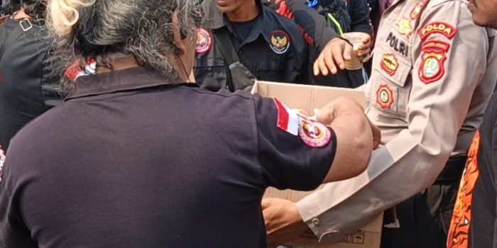 Polda Metro Jaya Bagikan Air Minum dan Roti kepada Peserta Aksi di Silang Selatan Monas Polda Metro Jaya Bagikan Air Minum dan Roti kepada Peserta Aksi di Silang Selatan Monas
